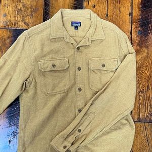 Patagonia button down men’s size small